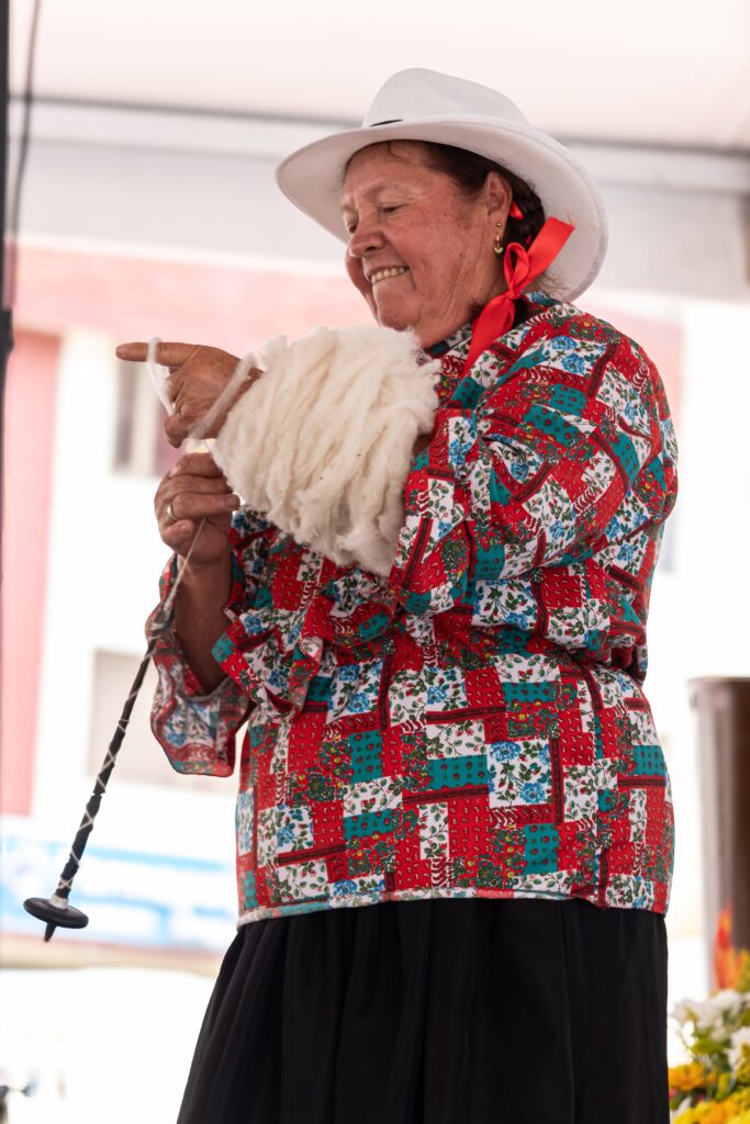 Participante del concurso de hilanderas